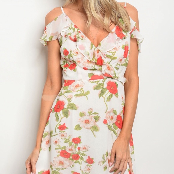 💕Beautiful & Fun Floral Summer Dress💕 - Picture 3 of 7
